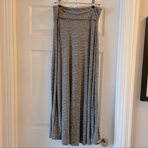 Geometric Print Jersey Knit Grey Maxi Skirt